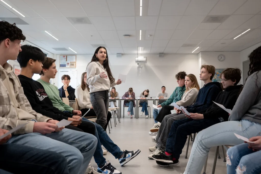 Leerlingen 4 en 5 vwo in debat over Kunstmatige Intelligentie en ChatGPT